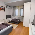 Bujtina Oxhaku 4* קורצ'ה